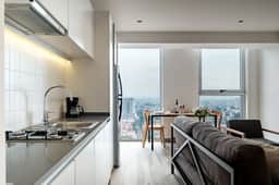 Stylish Studio on High Floor with Pool, Gym & More - Image 4