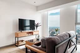 Luxury 1-Bedroom in Tower with Pool, Gym and More - Image 3