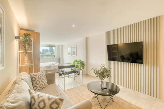 City Living in Chic XL Studio - Image 1
