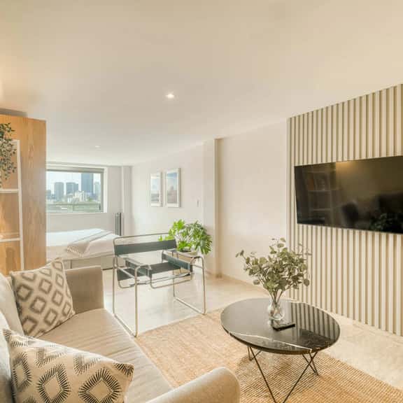 City Living in Chic XL Studio - Image 1