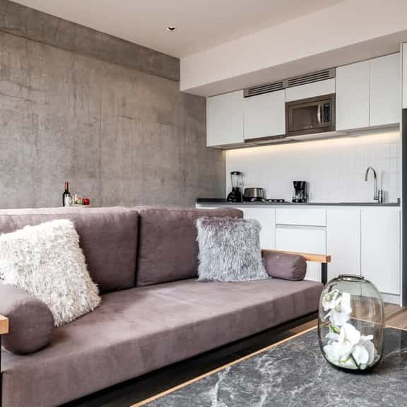 Luxury 1-Bedroom in Tower with Pool, Gym and More - Image 1