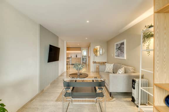 City Living in Chic XL Studio - Image 2