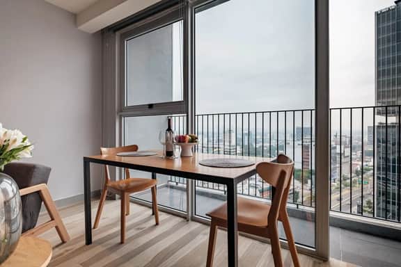 Deluxe Studio Loft with Balcony near Midtown Mall - Image 2