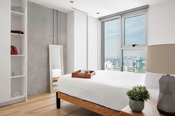 Luxury 1-Bedroom in Tower with Pool, Gym and More - Image 2