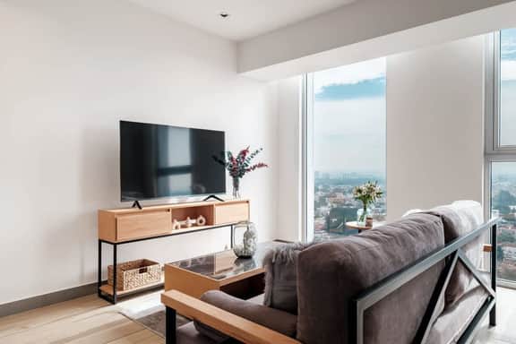 Luxury 1-Bedroom in Tower with Pool, Gym and More - Image 3