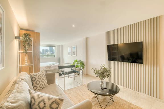 City Living in Chic XL Studio - Image 1