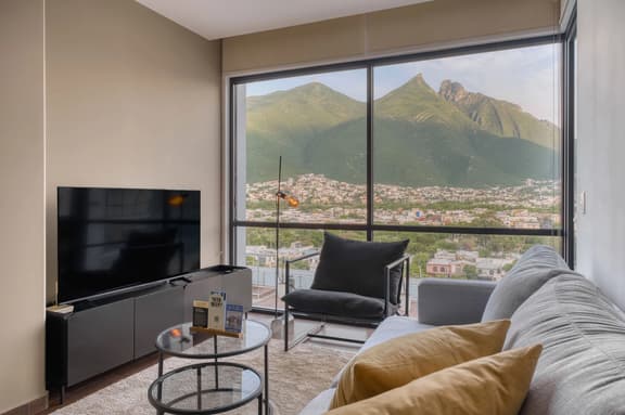 Upscale 1BR Oasis: A/C, Pool & In-Unit Laundry - Image 1