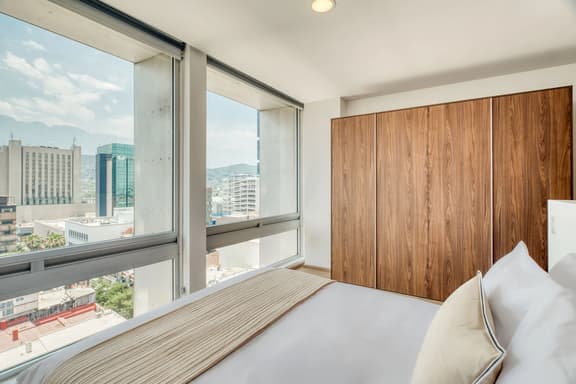 Barrio Antiguo Gem: Rooftop, Gym & City Views! - Image 1