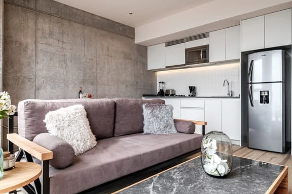 Luxury 1-Bedroom in Tower with Pool, Gym and More - Image 1